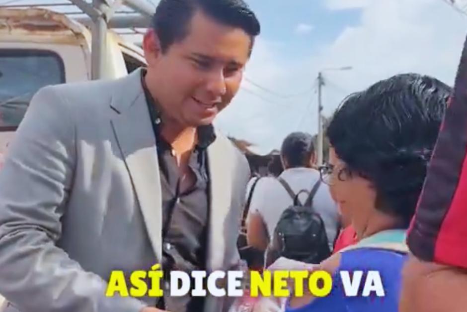 El alcalde de Villa Nueva, Mynor Morales, imita a Neto Bran tras entregar víveres a vecinos. (Foto: captura de pantalla)&nbsp;