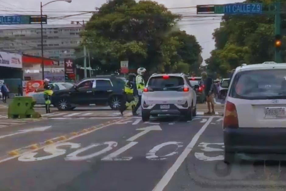 Un hombre detuvo el tránsito en zona 9 por varios minutos, tras deambular entre los carros. (Foto: captura de pantalla)&nbsp;