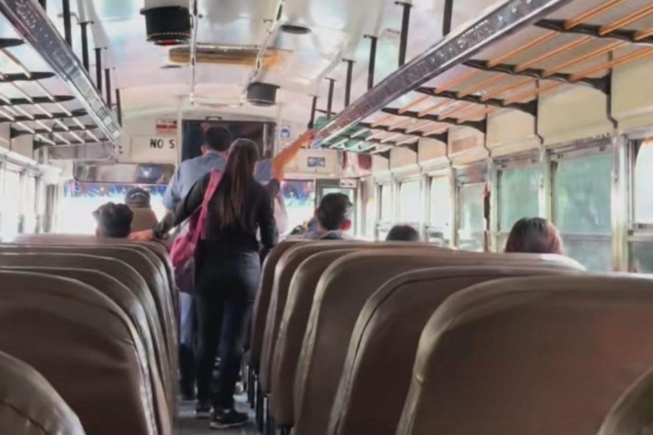 Un bus guatemalteco se ha vuelto viral en redes sociales por la peculiar manera de recibir a sus pasajeros. (Foto: captura de video)