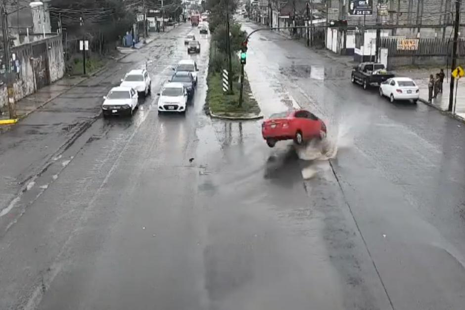 Un vehículo se accidentó cuando cayó en una zanja en una intersección en Puebla, México. (Foto: captura de video)