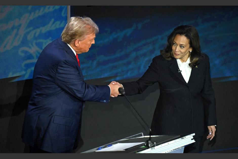 Saludo entre Harris y Trump (Foto: El Clarín)