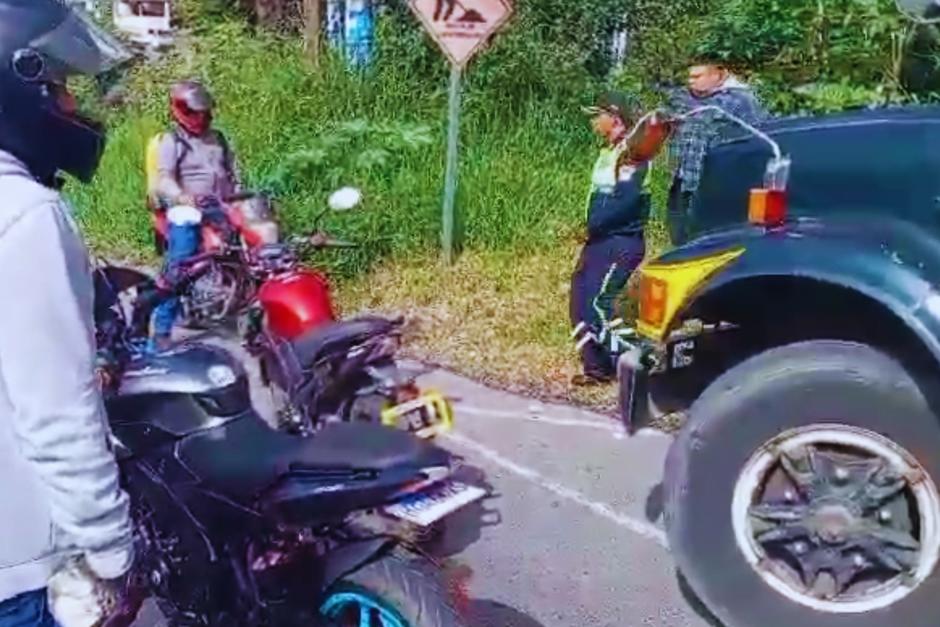 Grupo de motoristas increpa a&nbsp; un piloto de autobús frente a la PMT de Villa Nueva. (Foto: captura de pantalla)&nbsp;