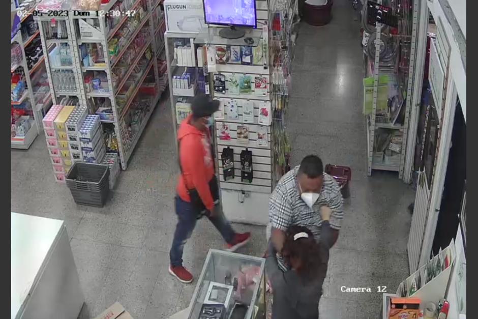 Cuatro hombres tomaron por asalto un negocio en la zona 11. Usaron armas de fuego y violencia física para robar Q100 mil y computadoras portátiles. (Foto: cortesía)