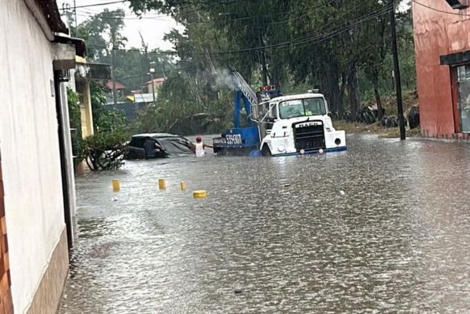 Las intensas lluvias de este 12 de septiembre provocaron inundaciones en carretera a El Salvador y Villa Nueva. (Foto: redes sociales)