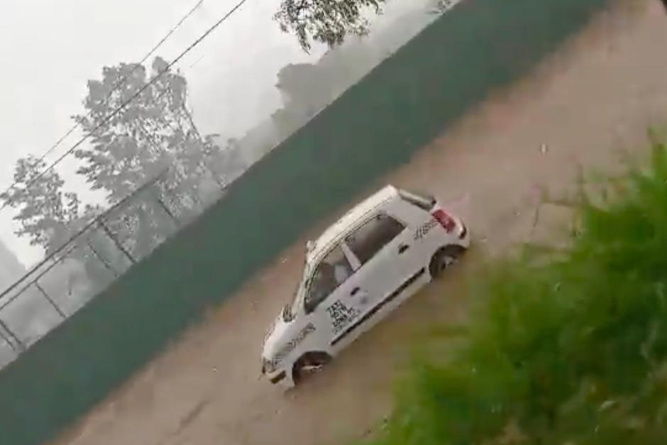 Las intensas lluvias provocan inundaciones en Mixco y otros municipios. (Foto: captura de video)