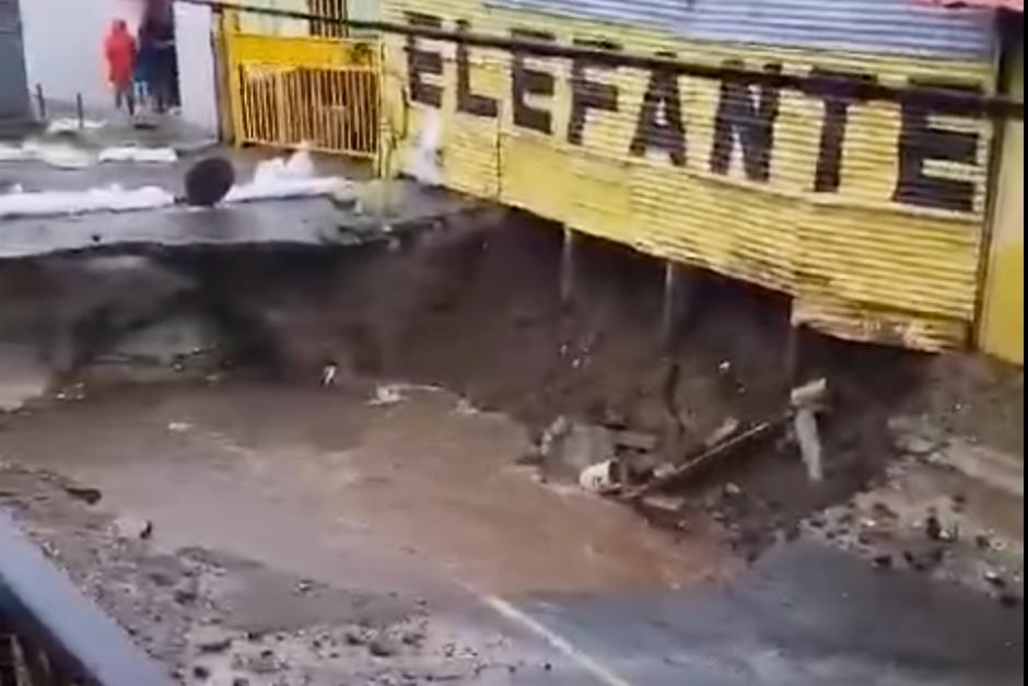 Empeora el socavamiento que se produjo en una calle de Mixco que provocó alarma entre los vecinos. (Foto: redes sociales)