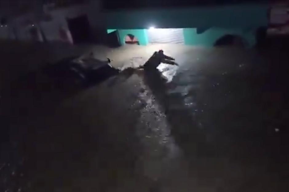 Las intensas lluvias provocaron severas inundaciones y el arrastre de varios vehículos en Huehuetenango. (Foto: captura de video/@Pirri_viajesxd)