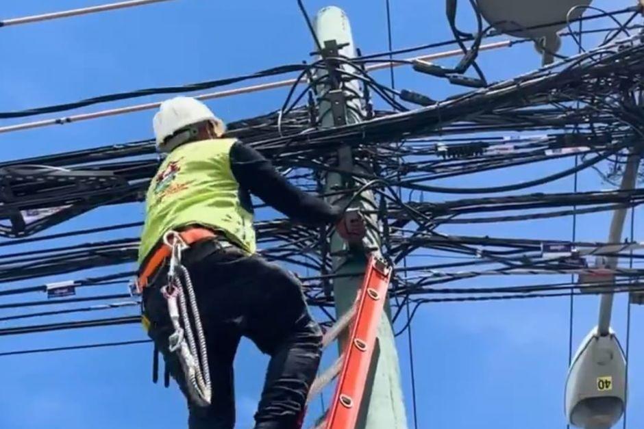 La Municipalidad de Guatemala inició con el retiro de cableado antiguo y en desuso en distintas zonas de la ciudad. (Foto: captura de video/Muniguate)