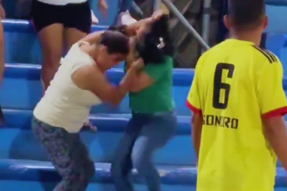 Dos mujeres fueron captadas peleando en pleno partido de fútbol en Sanarate, El Progeso. (Foto: redes sociales)&nbsp;