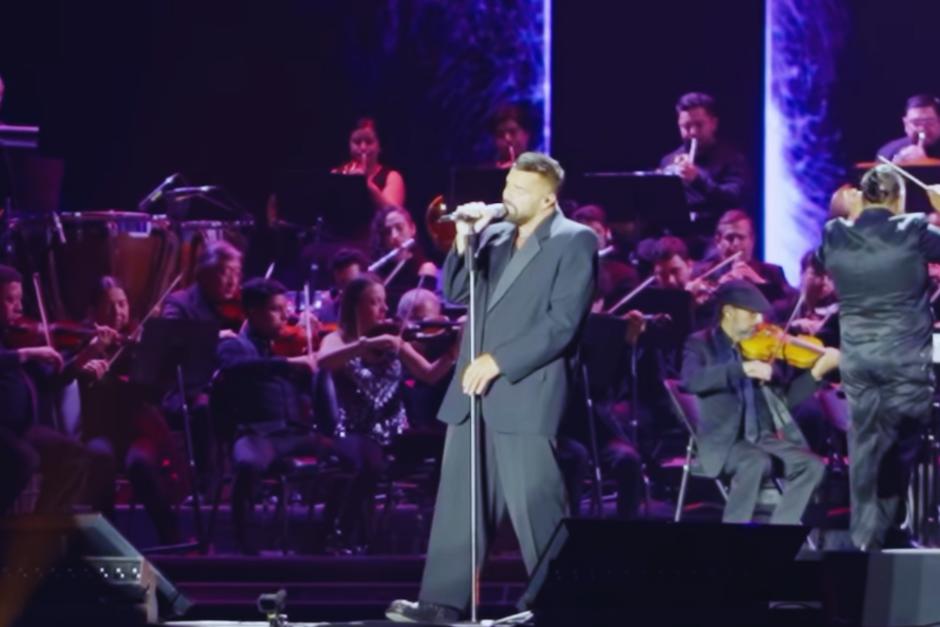 Ricky Martin pausó su concierto para agradecerle a la Orquesta Sinfónica Nacional de Guatemala por acompañarlo en el escenario. (Foto: CH Promotions)&nbsp;