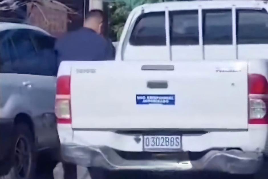 A un trabajador del Estado lo captaron comprando bebidas embriagantes mientras se conducía en un vehículo oficial. (Foto: Captura de pantalla)