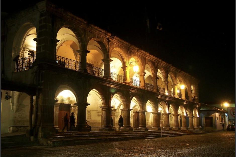 La fotografía en Antigua Guatemala que genera polémica en redes sociales, los participantes podrían haber incurrido en una falta. (Foto ilustrativa: Archivo/Soy502)