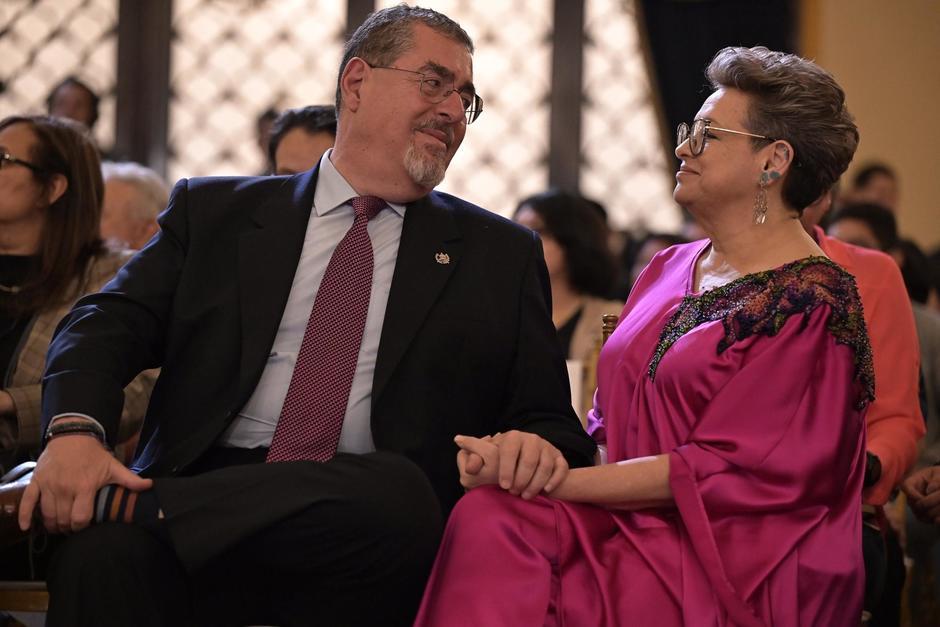 El presidente Bernardo Arévalo junto a la primera dama, Lucrecia Peinado. (Foto: X/@BArevalodeLeon)