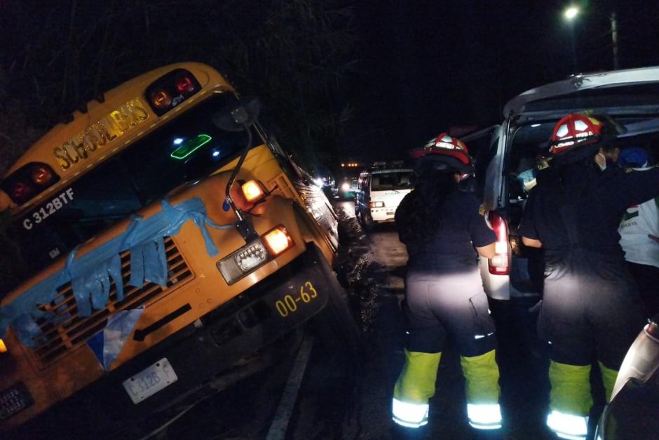 Un autobús que transportaba a participantes de una antorcha quedó semivolcado con 40 pasajeros. (Foto: Bomberos Municipales Departamentales)