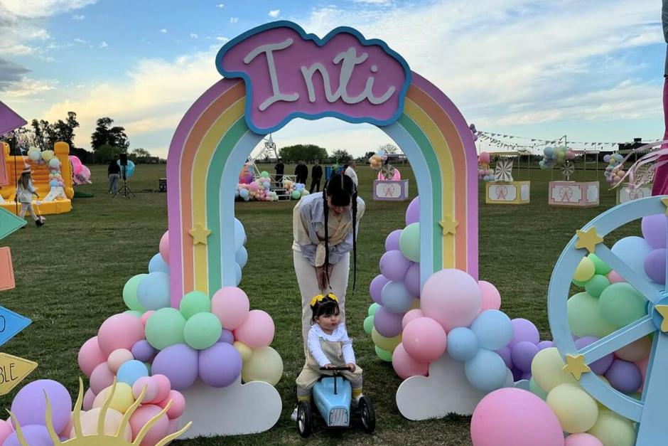 La cantante festejó a la pequeña, ahora como madre soltera tras su separación de Christian Nodal. (Foto: Instagram/Cazzu)