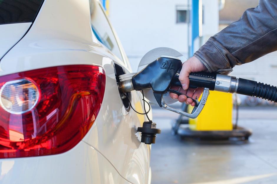 Los automovilistas se han visto beneficiados en los últimos días con estos ajustes a los precios de los combustibles. (Foto: Shutterstock)