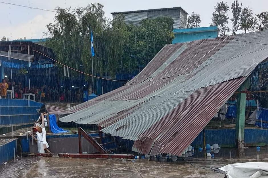 Los actos de Independencia se vieron afectados por el desplome del techo de una escuela en Chimaltenango. (Foto: Bomberos Municipales Departamentales)