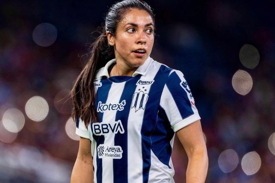 La jugadora guatemalteca Ana Lucía Martínez sufre una agresión durante el clásico del fútbol mexicano. (Foto: Instagram)&nbsp;