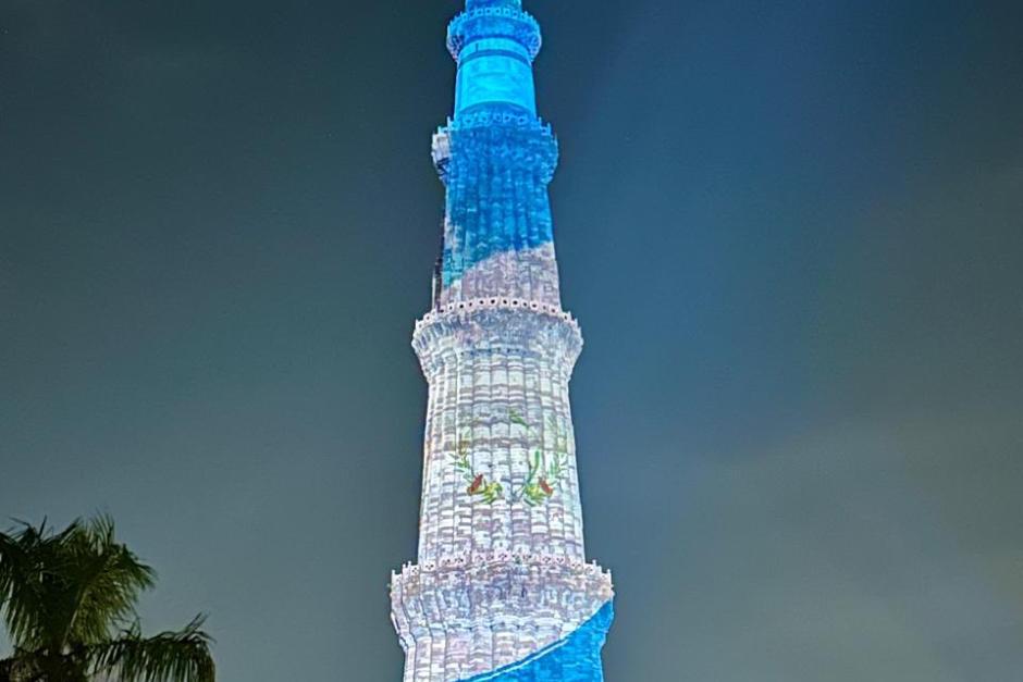 La icónica torre Qutub Minar en Nueva Delhi, India, fue iluminada con la bandera de Guatemala. (Foto: Embajada de Guatemala en la India)