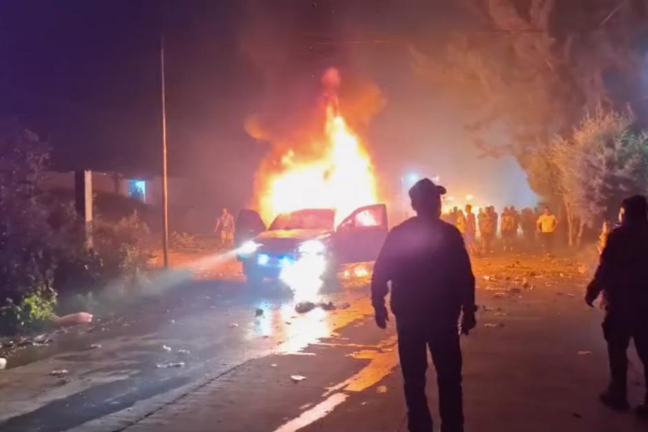 Se registra incendio de vehículo que transportaba pirotecnia y participaba en una antorcha. (Foto: captura de video)