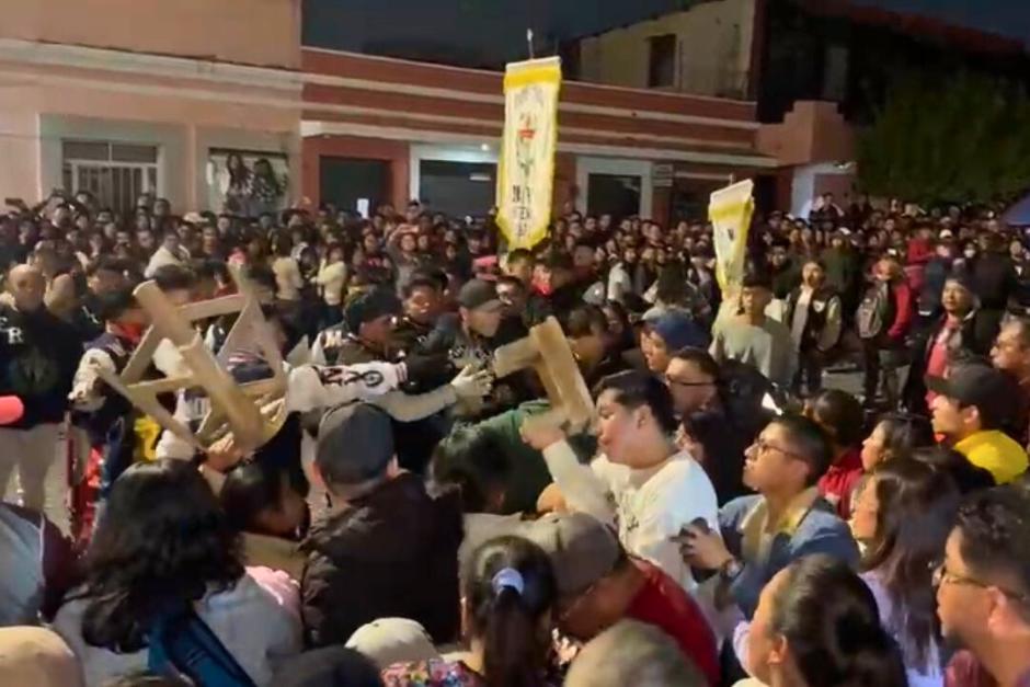 El enfrentamiento que fue protagonizado por integrantes de bandas, durante desfile de Independencia. (Foto: X/La Voz de Xela)