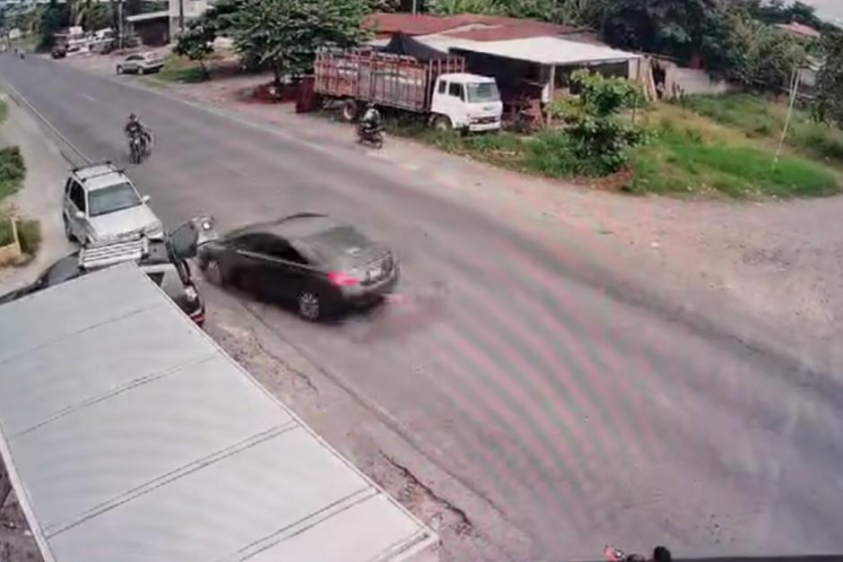 Captan un aparatoso accidente en donde un vehículo embistió a dos personas que se conducían en motocicleta. (Foto: captura de video)