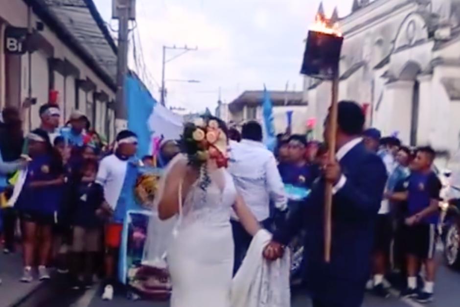 Recién casados se vuelven virales por participar en antorcha en Cobán. (Foto: redes sociales)&nbsp;