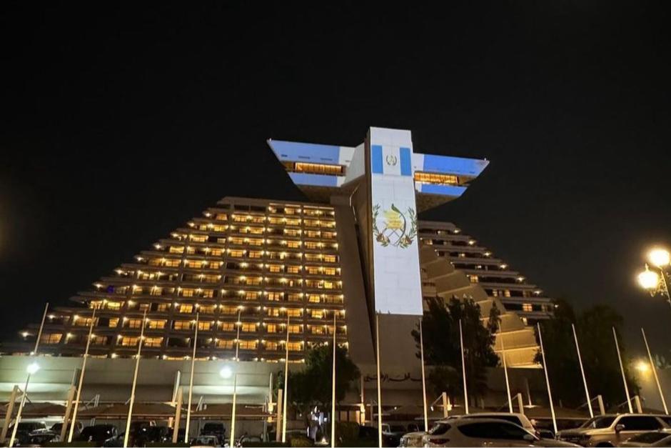 Varios países celebraron la independencia de Guatemala iluminando lugares históricos con los colores azul y blanco. (Foto: Ns.noticias)