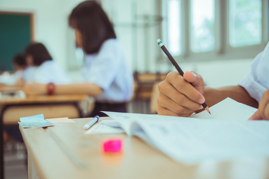 Buscan a menor que habría atacado a balazos a un estudiante que se encontraba sentado en su pupitre. (Foto ilustrativa: Shutterstock)