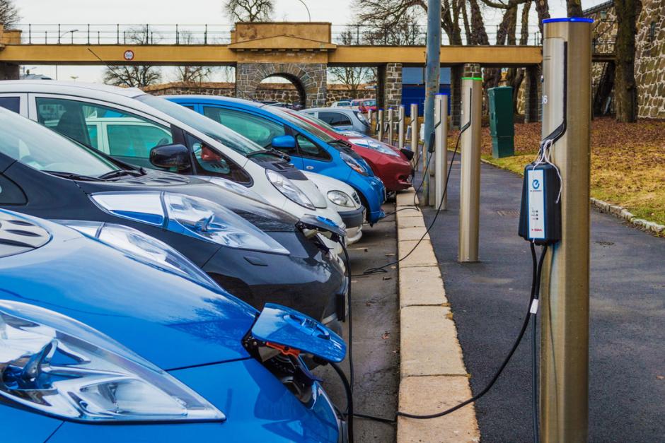 Noruega es el país con más carros eléctricos. (Foto: Xataka)