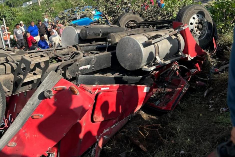 Un tráiler volcó en la bajada de El Zope y el conductor quedó atrapado entre los hierros. (Foto: Bomberos Municipales Departamentales)