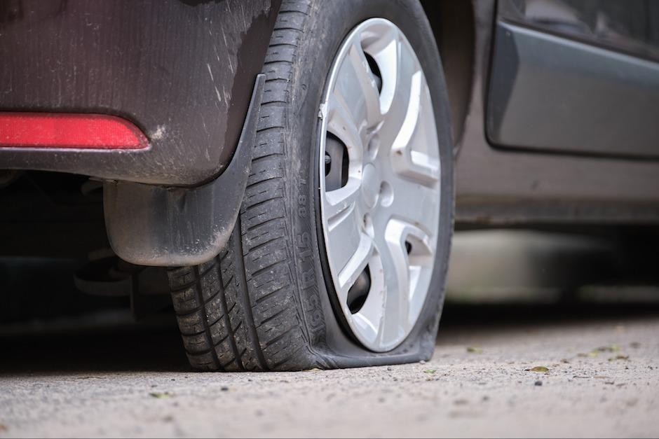 Un conductor pasó a un pinchazo de la zona 11, sin imaginar que sería víctima de un asalto y se quedaría sin carro. (Foto ilustrativa: Shutterstock)