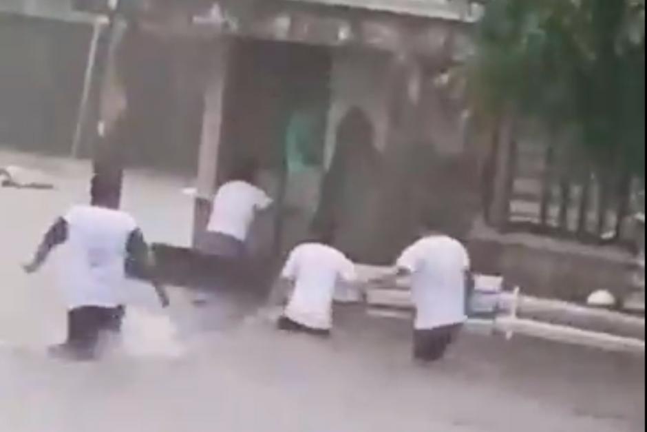 Graban a un grupo de estudiantes que logra rescatar a una familia atrapada por las lluvias. (Foto: captura de video)