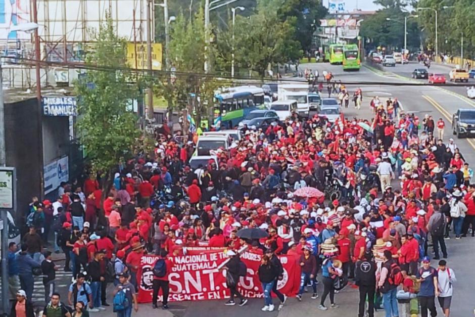 Una enorme manifestación bloquea el paso en la Avenida Bolívar, se dirige a zona 1 en esta mañana de viernes 20 de septiembre. (Foto: PMT de Guatemala)&nbsp;