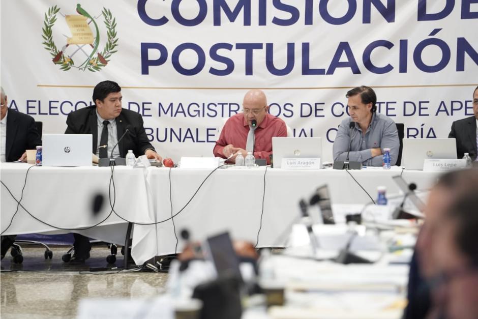 Más de 20 horas continuas trabajó la postuladora, para completar la lista de candidatos a magistrados de apelaciones. (Foto: Guatemala Visible)