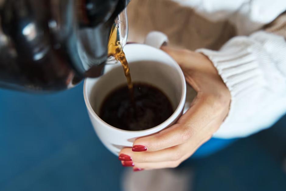 ¿Por qué deberías evitar beber café nada más al despertar y cuál es la forma más saludable de consumirlo? (Foto: Semana)