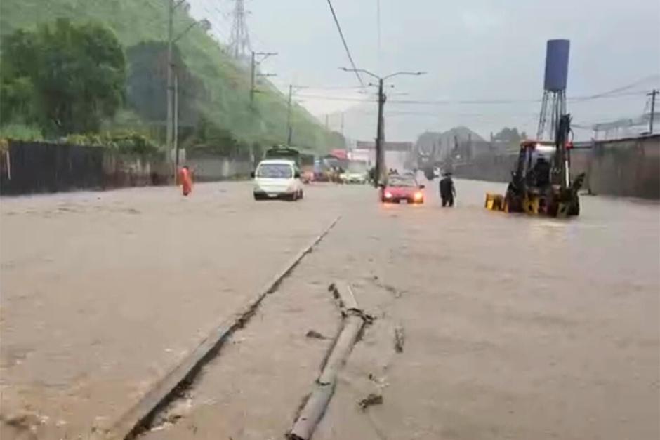 Un hombre fue captado en un insólito acto tras las inundaciones en la ruta al Pacífico. (Foto: @ClimaenGuate)