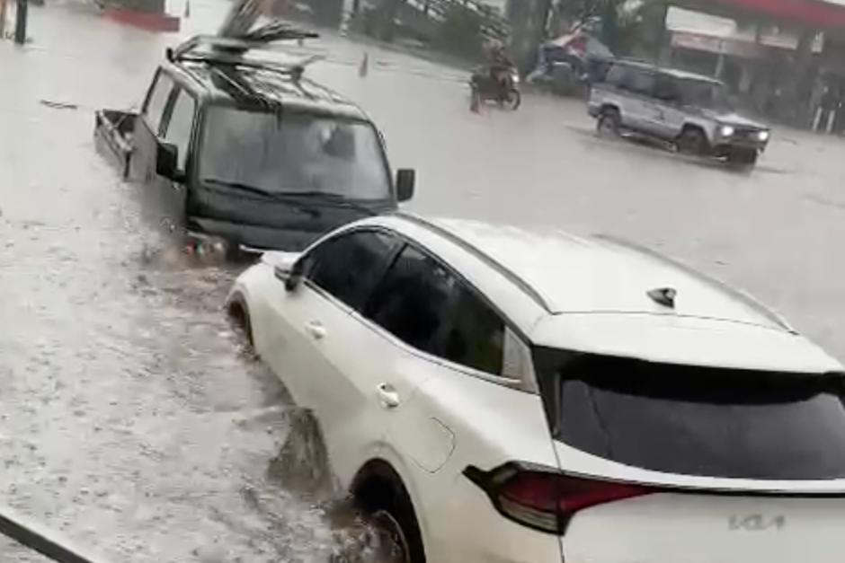 Las intensas lluvias provocaron inundaciones la tarde de este martes en Palín, Escuintla. (Foto: captura de video)