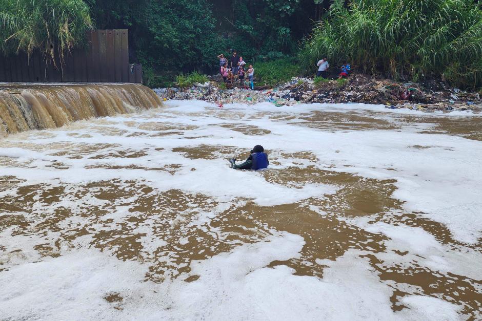 Continúa la búsqueda de Antonhy, el niño que fue arrastrado por la corriente del río Las Vacas. (Foto: Bomberos Voluntarios)