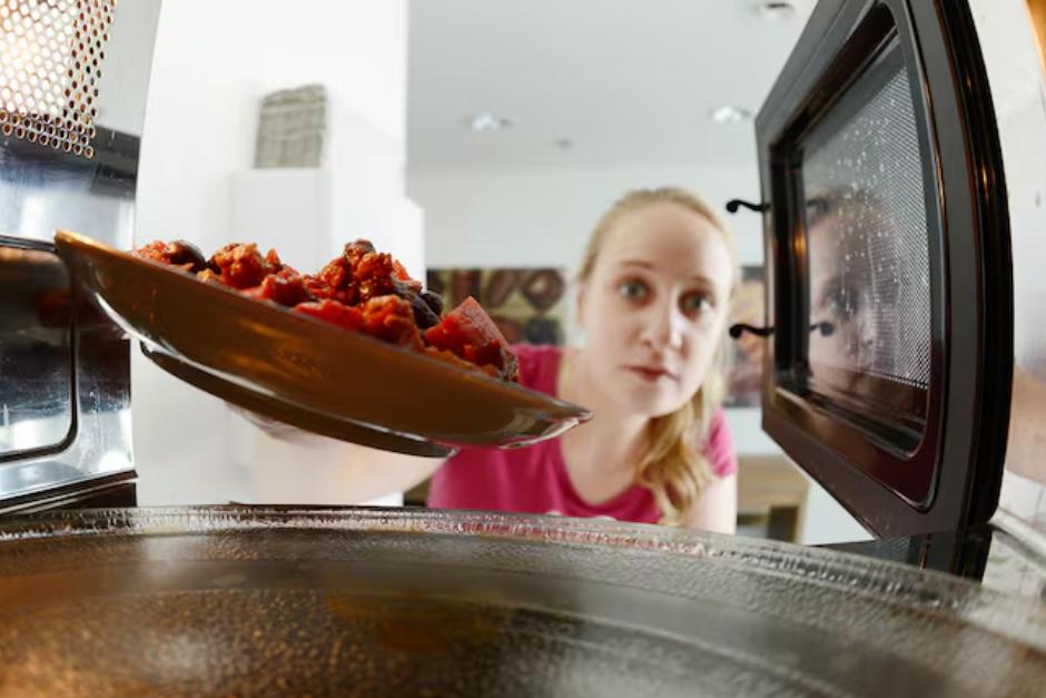 La temporada de "recalentados" se acerca y el microondas se convierte en nuestro mejor aliado para preparar los alimentos en cuestión de segundos. (Foto: TN)