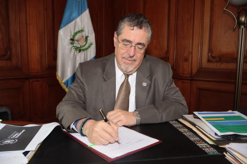 Presidente Bernardo Arévalo firma reformas a la Ley de Clases Pasivas Civiles. (Foto: X/Bernardo Arévalo)