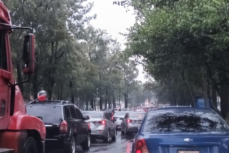 Las fuertes lluvias de este lunes generaron severas inundaciones y tránsito lento. (Foto: Alexis Batres/Soy502)