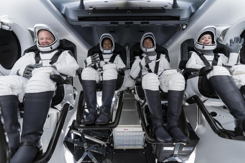 Cuatro turistas en el primer vuelo privado de Space X. (Foto: Space X)