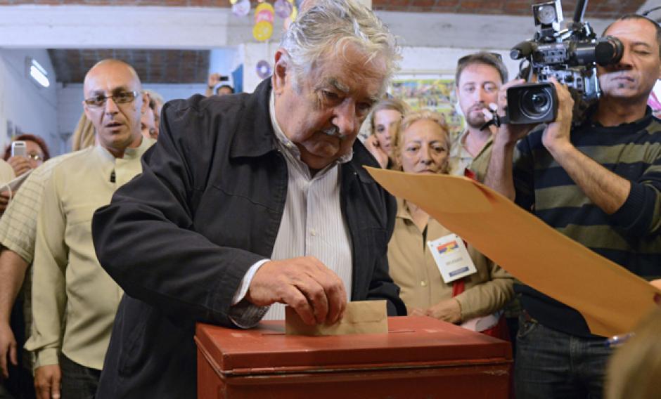 El presidente uruguayo José Mujica, fue uno de los primeros en votar en las elecciones de este domingo, su sucesor será electo en segunda vuelta el próximo 30 de noviembre. (Foto: AFP)