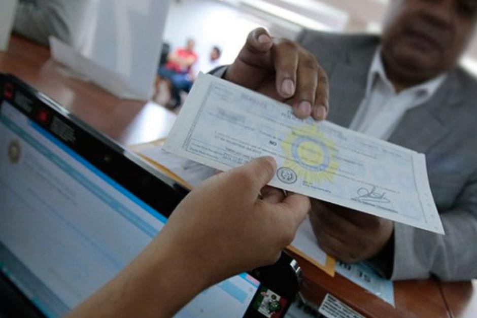 Los diputados tienen en sus manos la posibilidad de exonerar el pago de antecedentes penales y policiales en el país. (Foto: Mingob)