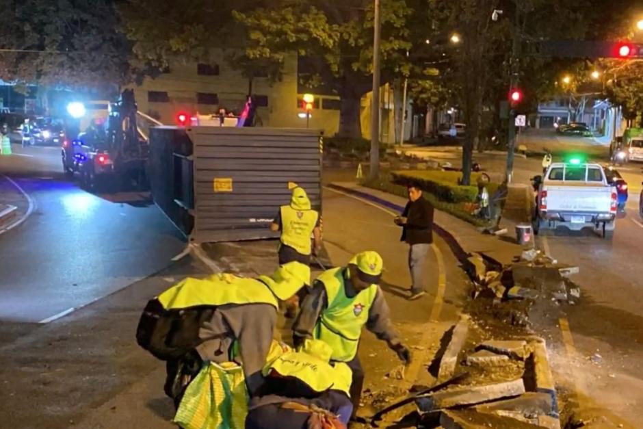 Contendor volcado sobre 2 calle 2 avenida zona 2 VARIAS GRÚAS proceden a retirar la estructura que bloquea Periférico. (Foto: Amilcar Montejo)