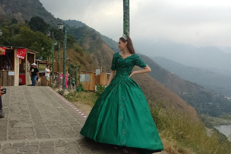 La quinceañera viajó desde Estados Unidos para cumplir un sueño en un lugar turístico de Guatemala. (Foto: Oskar de León)