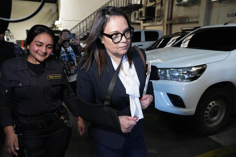 La exvicepresidenta Roxana Baldetti llegó a tribunales; esperaba la audiencia de etapa intermedia, pero fue suspendida. (Foto: Wilder López/Soy502)