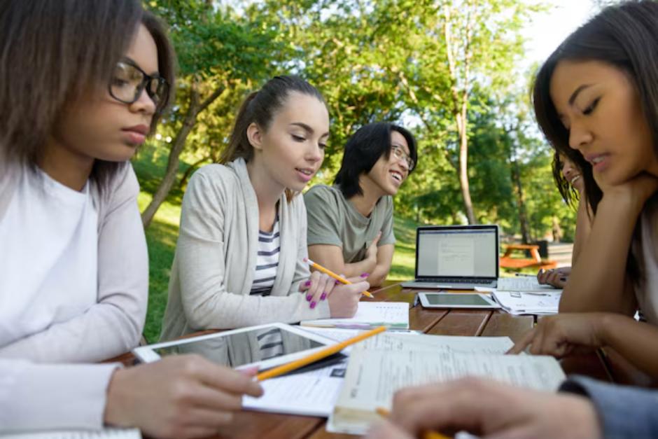 ¡Solo estos días puedes aplicar a la beca! Conoce el procedimiento y requisitos para aplicar.&nbsp;(Foto: Freepik)