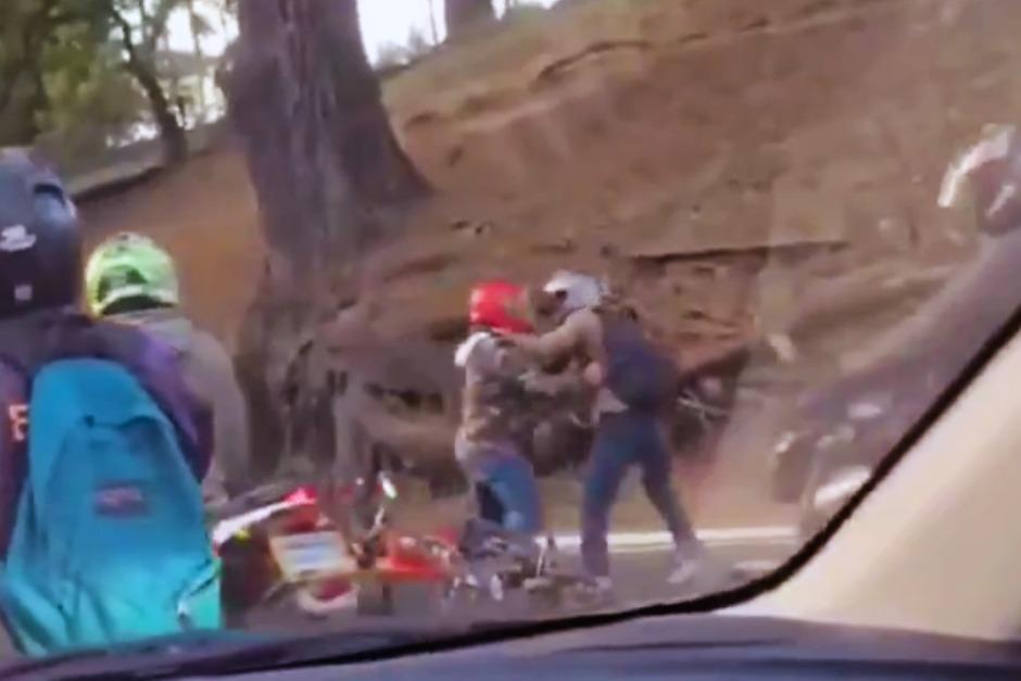 El video muestra cómo la pelea se intensifica con los conductores que intercambian golpes. (Imagen real del video: X (antes Twitter)